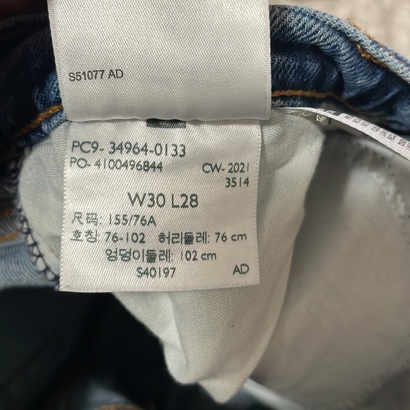 Levi’s Wedgie Straight Distressed, Raw Hem, Button Fly Jeans - Picture 8 of 8